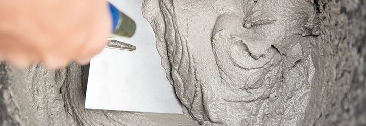 Mörtel wird mit Kelle verrührt